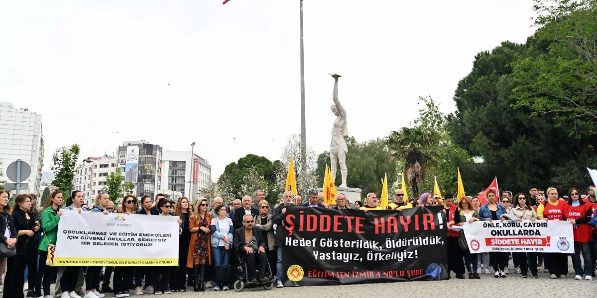 Bornova'da bir meydanda toplanan kalabalık grup, ellerinde 