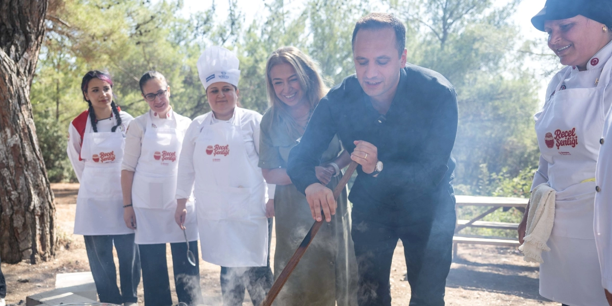 Açık havada, ağaçlık bir alanda, üzerinde 