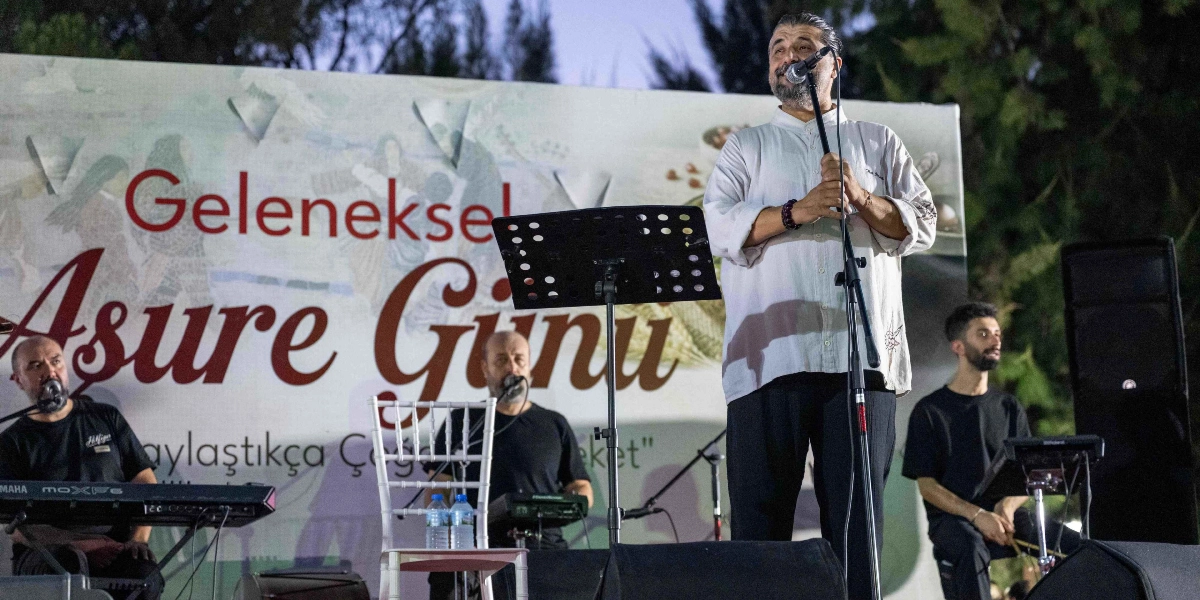 Açık havada düzenlenen bir etkinlikte, üzerinde 