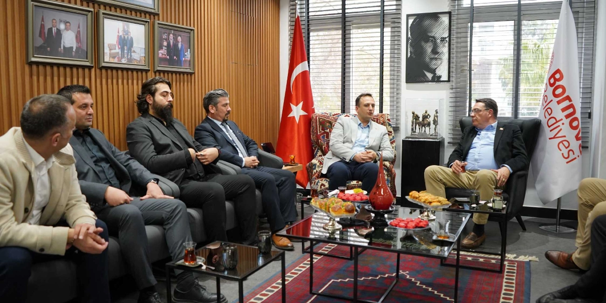 Bornova Belediyesi'nde gerçekleşen bir toplantıda, CHP İzmir Milletvekili Yankı Bağcıoğlu ve beraberindeki heyet, Bornova Belediye Başkanı Ömer Eşki ile bir araya gelerek sohbet ediyor. Toplantı odasında, masada ikramlıklar ve çaylar yer alırken, arka planda Türk bayrağı, Atatürk portresi ve Bornova Belediyesi'nin bayrağı bulunuyor.