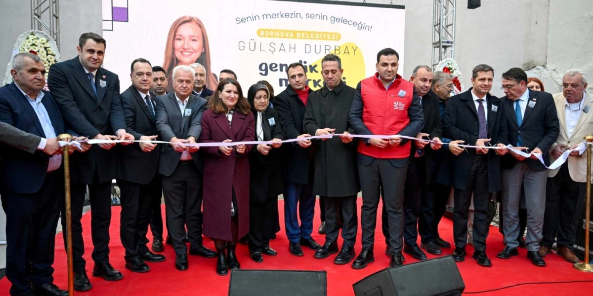Bornova Belediyesi tarafından düzenlenen bir açılış töreninde, aralarında Bornova Belediye Başkanı Gülşah Durbay'ın da bulunduğu protokol üyeleri, kırmızı halı üzerinde yan yana dizilerek ellerindeki makaslarla açılış kurdelesini kesiyor. Arka planda üzerinde 