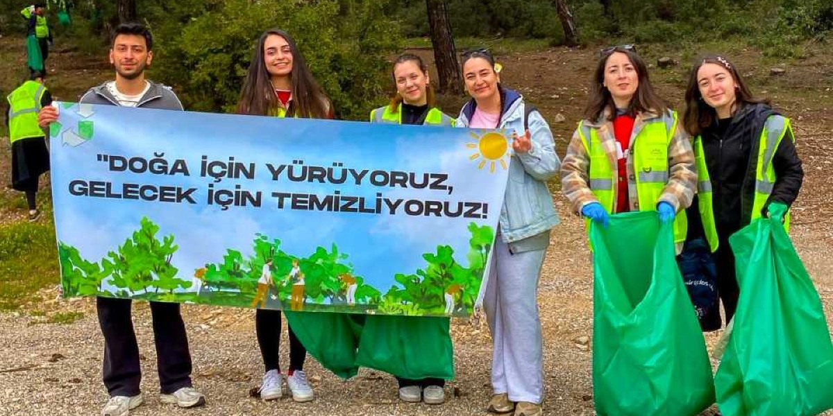 Ormanlık alanda bir araya gelmiş altı genç, üzerinde 