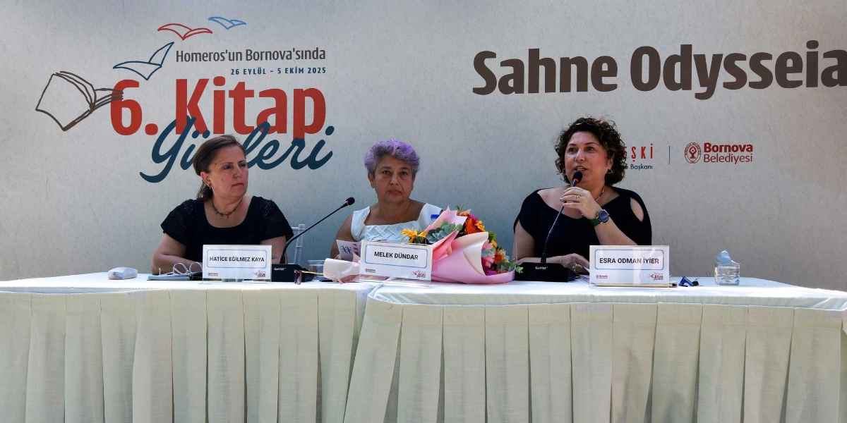 Beyaz örtülü bir masanın arkasında yan yana oturan üç kadın konuşmacı, Bornova 6. Kitap Günleri kapsamında düzenlenen bir panelde yer alıyor. Soldan sağa doğru Hatice Eğilmez Kaya, Melek Dündar ve mikrofonla konuşan Esra Odman İyier bulunuyor. Önlerinde isimlerinin yazılı olduğu plaketler ve Melek Dündar'ın önünde bir buket çiçek yer alıyor. Arka planda 