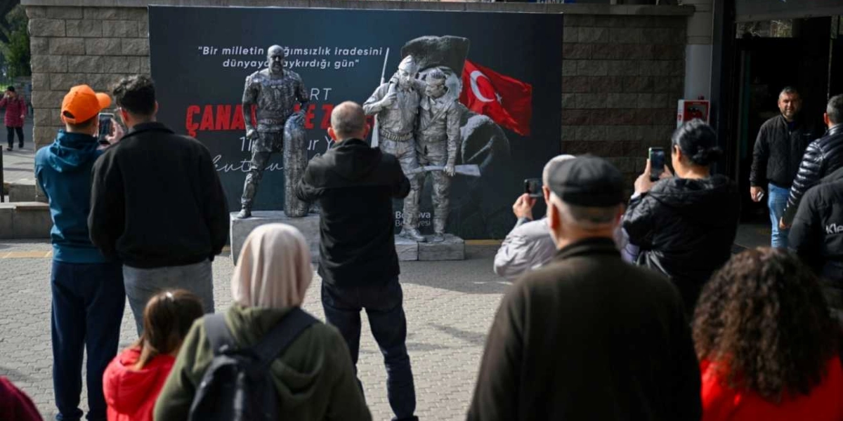 Çanakkale Zaferi anma etkinliğinde, arkalarında üzerinde 