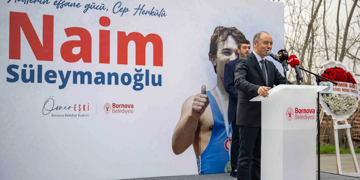 Bornova Belediye Başkanı Ömer Eşki, arkasında Naim Süleymanoğlu'nun fotoğrafının ve 