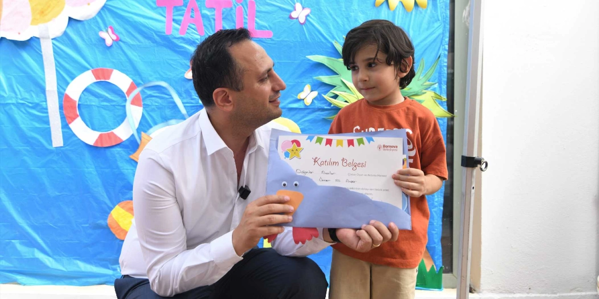 Beyaz gömlekli bir yetişkin, turuncu tişörtlü küçük bir çocuğa üzerinde 
