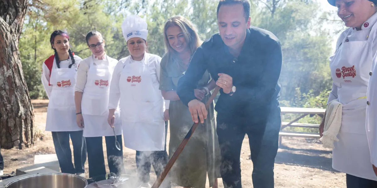 Açık havada, ağaçlık bir alanda, üzerinde 