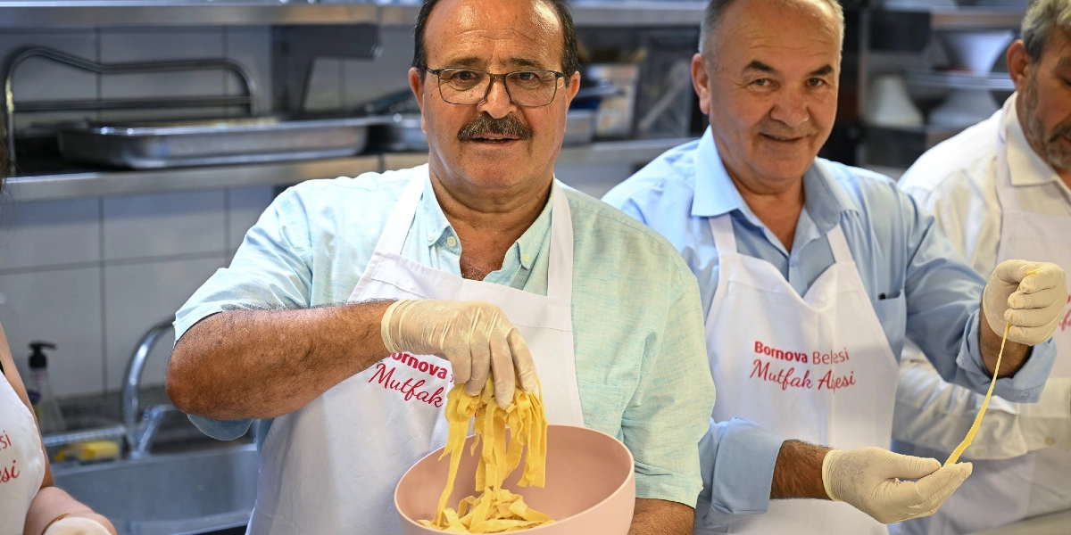 Endüstriyel bir mutfakta, üzerinde 