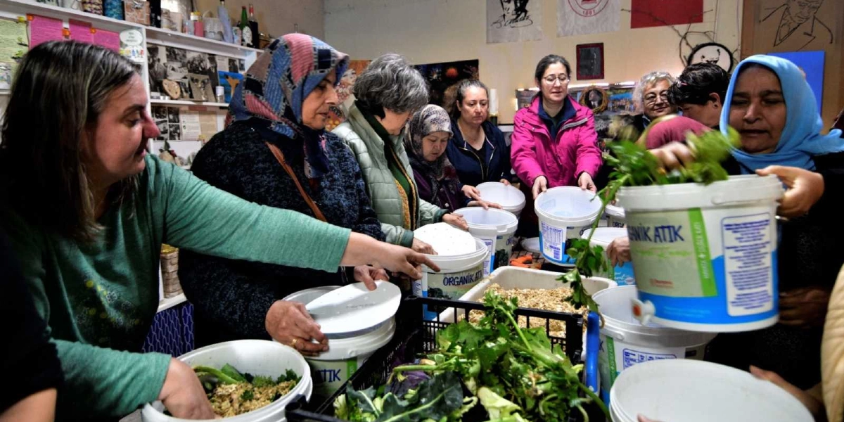 Kapalı bir mekanda bir araya gelen kadınlar, üzerinde 
