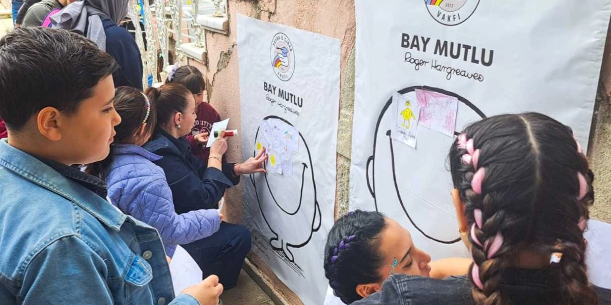 Bornova'daki bir etkinlikte çocuklar ve yetişkinler, üzerinde 