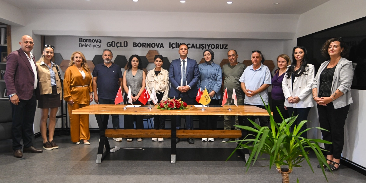 Bornova Belediyesi ofisinde, arkalarında 