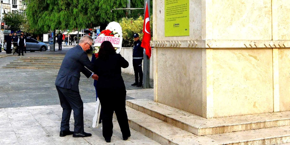 Gri takım elbiseli bir erkek ve siyah kıyafetli bir kadın, üzerinde 