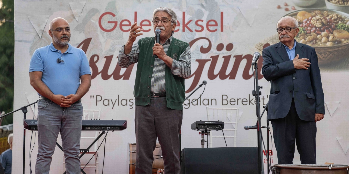 Açık havada düzenlenen bir etkinlikte, arkalarında 