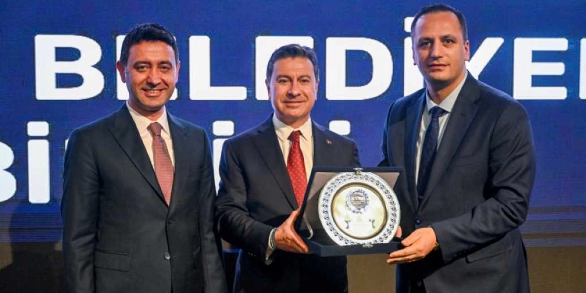 Takım elbiseli üç erkek, arka planda 