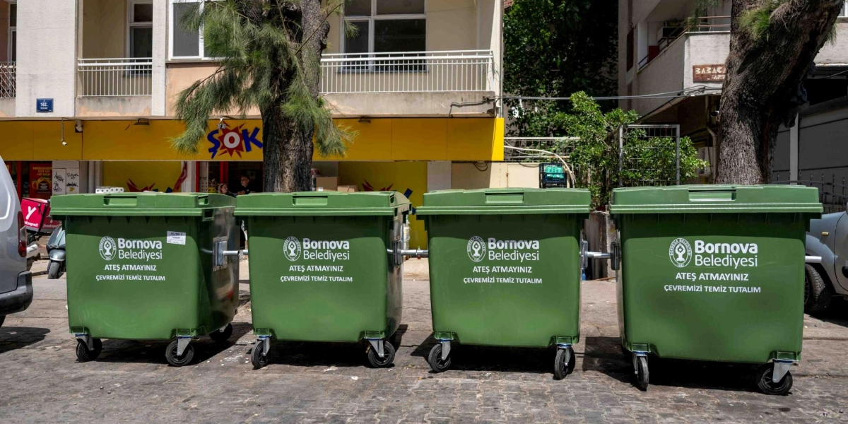 Kaldırım üzerinde yan yana dizilmiş, üzerinde Bornova Belediyesi logosu ile 