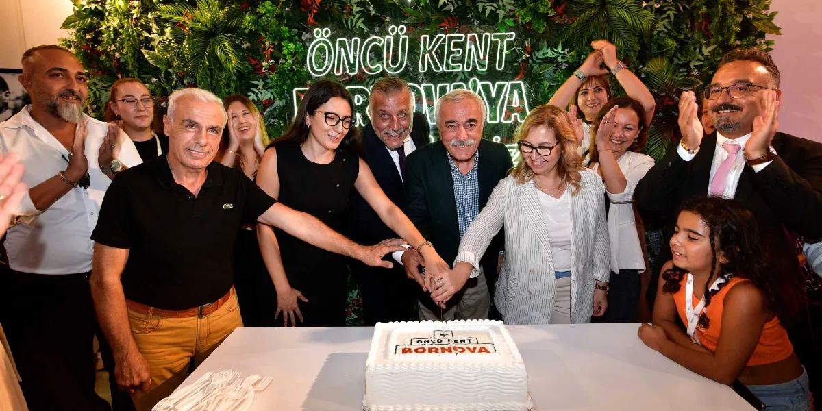 Bornova Belediyesi yetkilileri ve beraberindekiler, üzerinde 