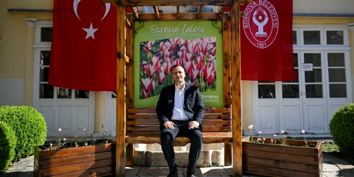 Koyu renk takım elbiseli bir erkek, üzerinde 