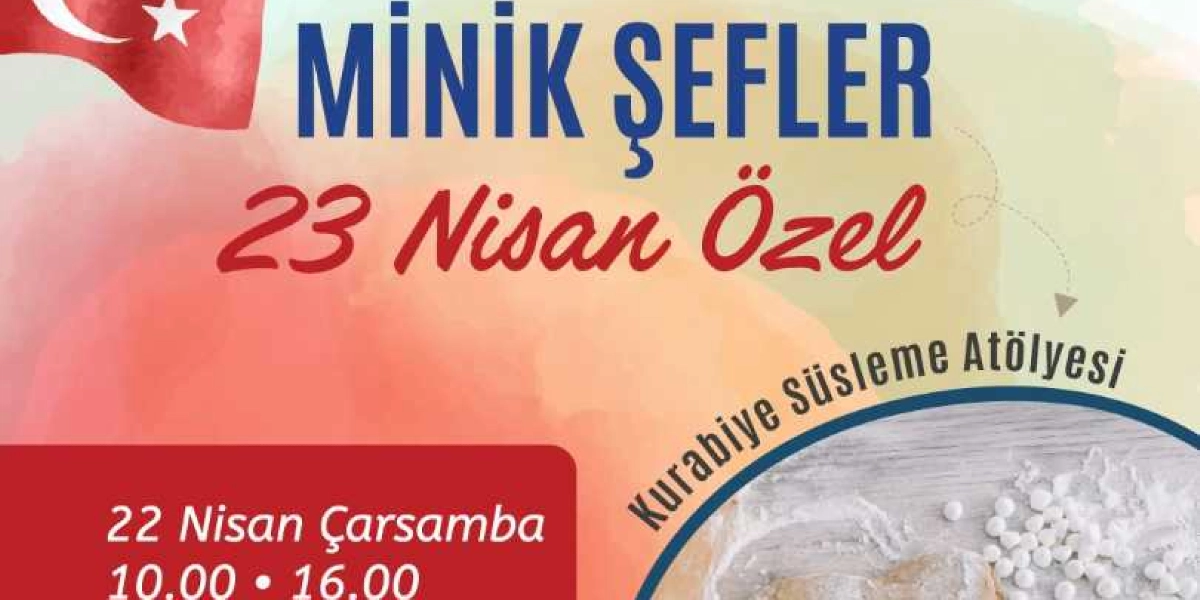 Sulu boya efektli arka plan üzerinde büyük harflerle Minik Şefler 23 Nisan Özel yazan etkinlik afişi. Afişin sağ alt köşesinde kurabiye süsleme atölyesini temsil eden bir görsel yer alırken, sol alt köşedeki kırmızı kutucuk içerisinde 22 Nisan Çarşamba günü saat 10.00 ile 16.00 arası olduğu bilgisi bulunuyor. Sol üst köşede ise Türk bayrağı detayı yer alıyor.