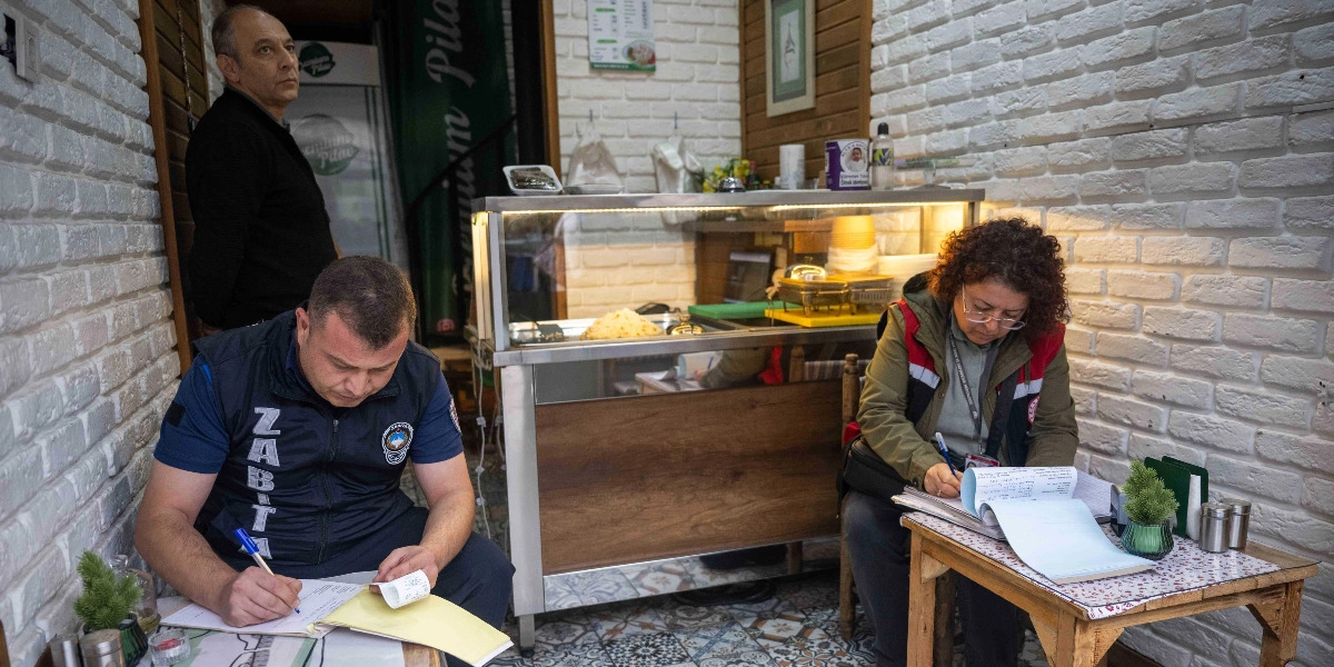 Beyaz tuğla duvarlı bir işletmede, üzerinde 