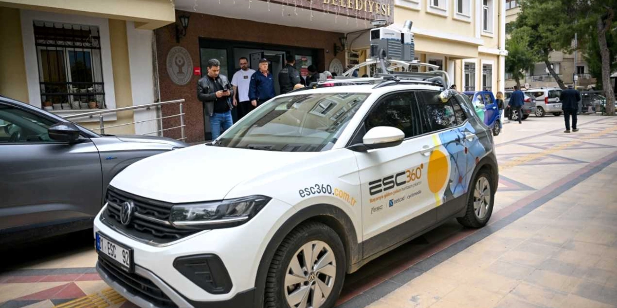 Belediye binasının önünde park halinde duran, üzerinde 