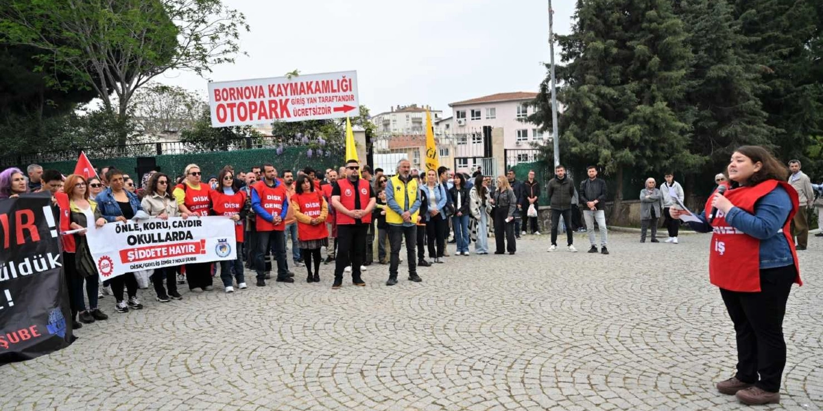 Bornova Kaymakamlığı otoparkı önünde toplanan kalabalık bir grup, okullarda şiddete karşı eylem yapıyor. Üzerinde 