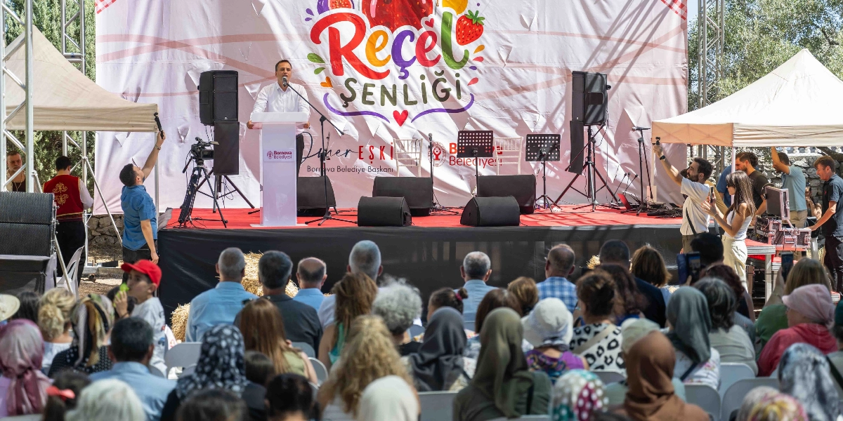 Bornova Reçel Şenliği'nde, üzerinde 