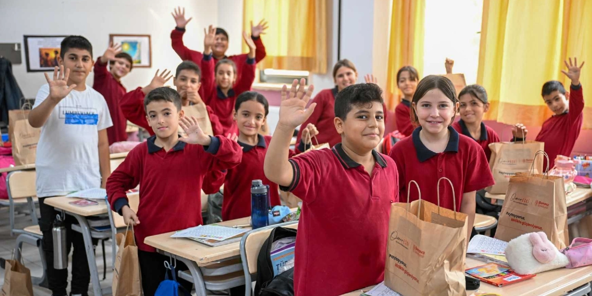 Sınıf ortamında, üzerinde Bornova Belediyesi logolu 