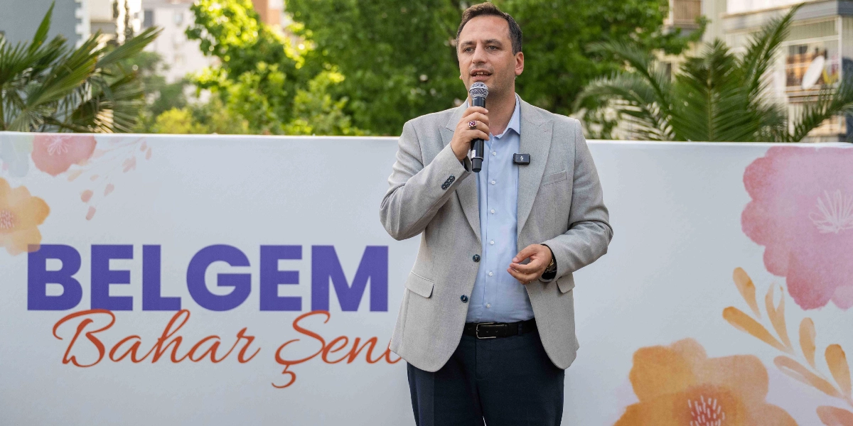 Açık renkli ceket ve mavi gömlek giymiş bir erkek, üzerinde 