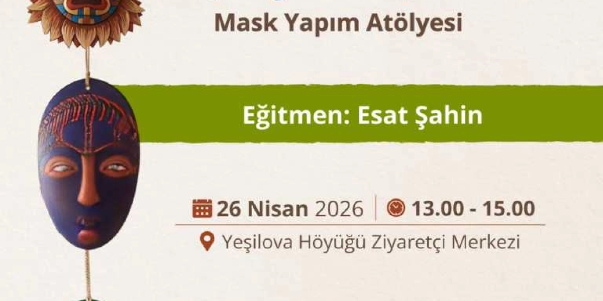 Yeşilova Höyüğü Ziyaretçi Merkezi'nde düzenlenecek Mask Yapım Atölyesi duyurusu. Etkinlik 26 Nisan 2026 tarihinde, saat 13.00 ile 15.00 arasında Esat Şahin eğitmenliğinde gerçekleştirilecektir. Görselin sol tarafında, iple birbirine bağlı iki adet dekoratif maske figürü yer almaktadır.