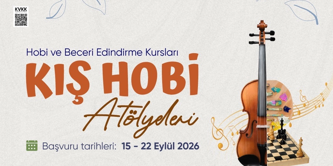 Açık renkli arka plan üzerinde büyük harflerle Kış Hobi Atölyeleri yazısı ve üzerinde Hobi ve Beceri Edindirme Kursları ibaresi yer alıyor. Görselin sağ tarafında dikey olarak konumlanmış bir keman, kemanın arkasında resim paleti ve önünde satranç tahtası ile taşları bulunuyor. Arka planda nota işaretleri ve yaprak desenleri süsleme olarak kullanılmış. Sol üst köşede KVKK aydınlatma metnine yönlendiren bir karekod, alt kısımda ise yeşil takvim simgesiyle birlikte 15 - 22 Eylül 2026 başvuru tarihleri belirtiliyor.