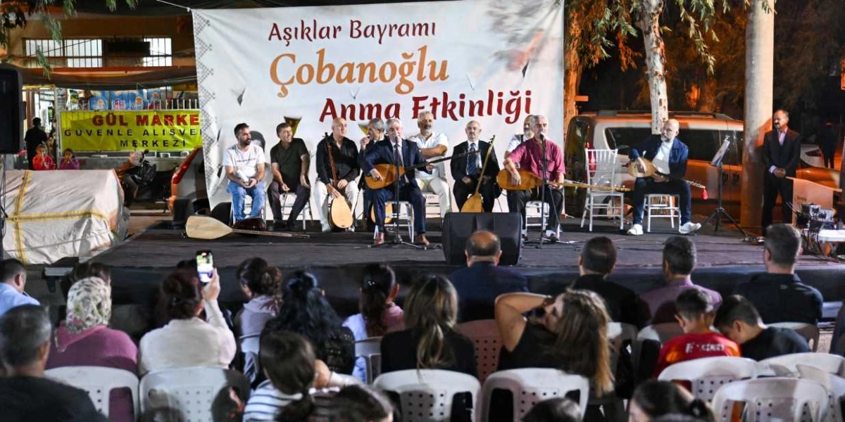 Açık havada kurulan bir sahnede, arkalarında 