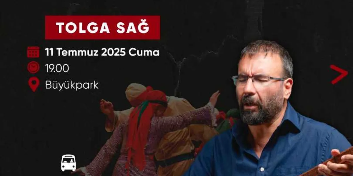 Koyu renkli arka plan üzerinde, elinde bağlama tutan Tolga Sağ'ın yer aldığı etkinlik duyurusu. Görselin sol üst kısmında kırmızı bir şerit üzerinde Tolga Sağ ismi, altında ise etkinlik bilgileri yer alıyor: 11 Temmuz 2025 Cuma günü, saat 19.00'da, Bornova Büyükpark'ta gerçekleşecek. Arka planda ise geleneksel kıyafetli kişilerin semah döndüğü silik bir görsel bulunuyor. Alt kısımda ayrıca bir otobüs ikonu yer alıyor.
