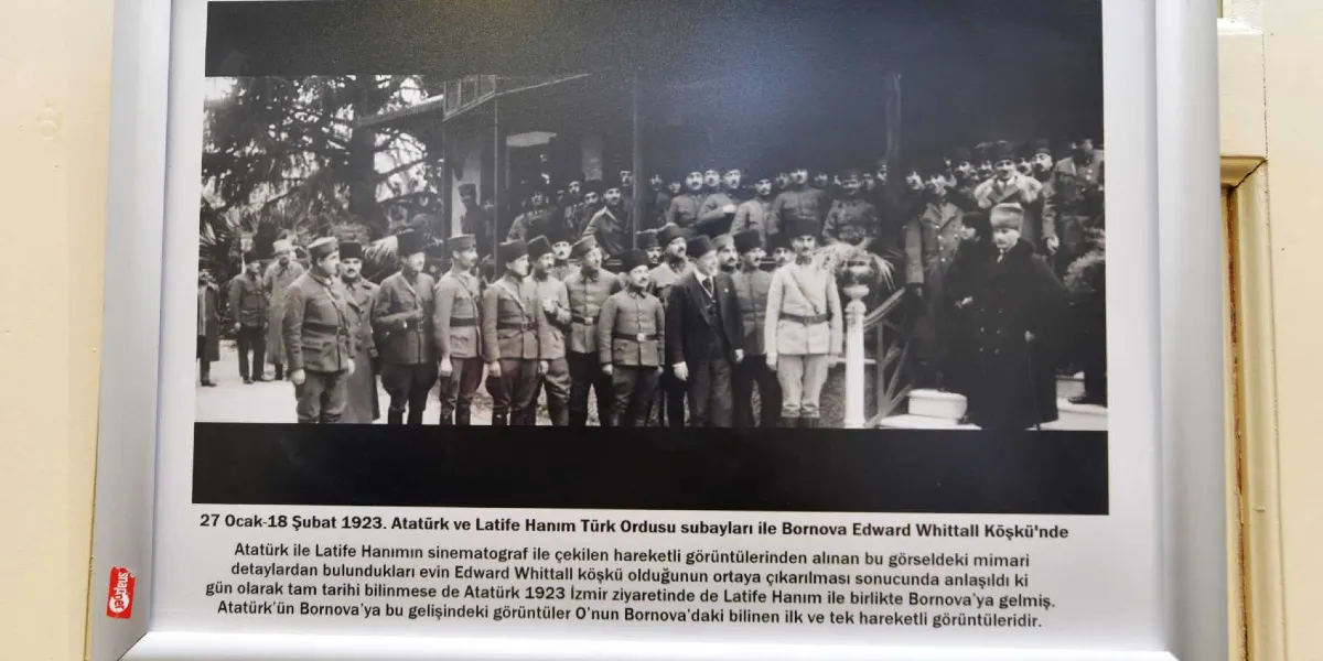 Mustafa Kemal Atatürk ve Latife Hanım'ın, 1923 yılında Bornova'daki Edward Whittall Köşkü'nün önünde Türk subaylarıyla birlikte çekilmiş siyah beyaz fotoğrafı. Fotoğrafın altındaki bilgilendirme metninde, bu görüntülerin Atatürk'ün Bornova'daki bilinen ilk ve tek hareketli görüntülerinden alındığı ve çekildiği yerin Edward Whittall Köşkü olduğunun tespit edildiği belirtiliyor.