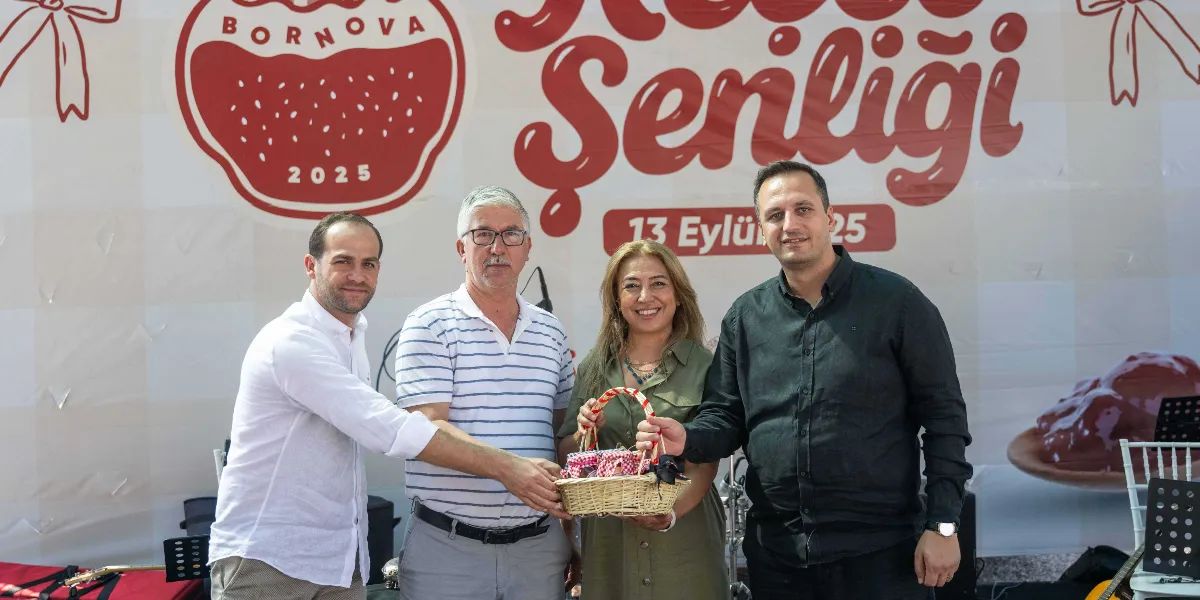 Bornova Yakaköy'de düzenlenen Türkiye'nin ilk Reçel Şenliği'nde, üzerinde 