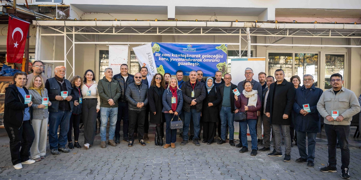 Bornova Kent Konseyi Hayvan Hakları Çalışma Grubu üyeleri, üzerinde 
