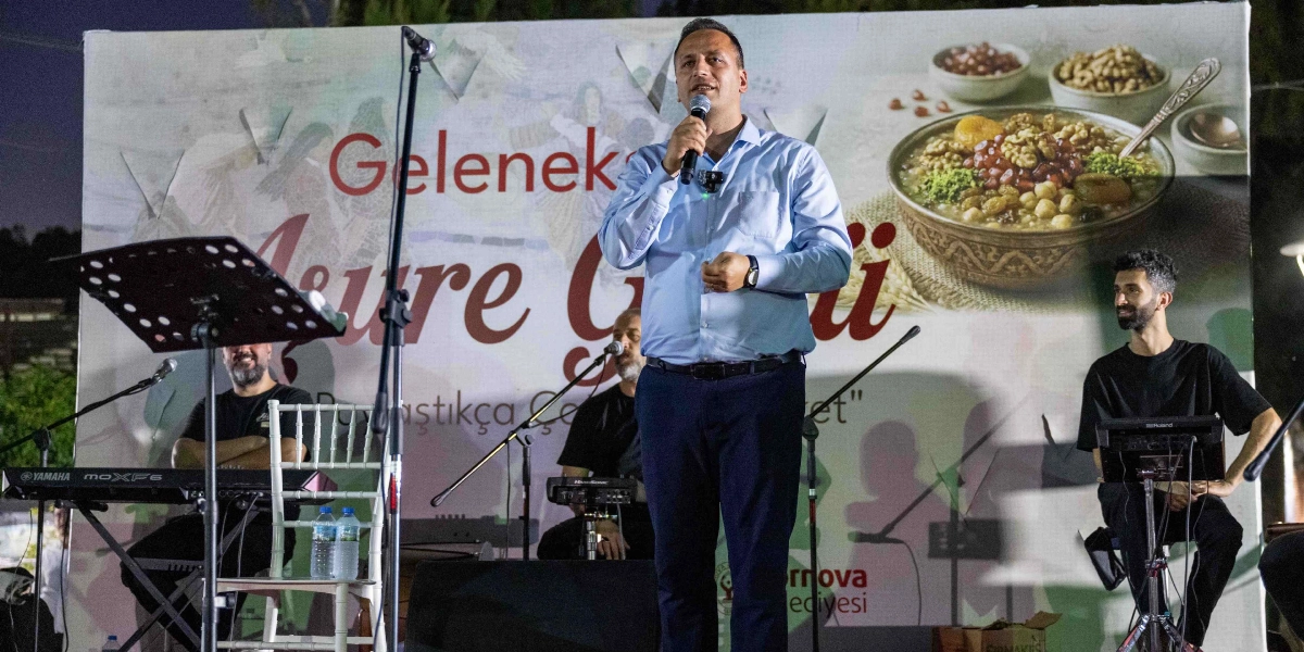 Açık havada düzenlenen bir etkinlikte, üzerinde 