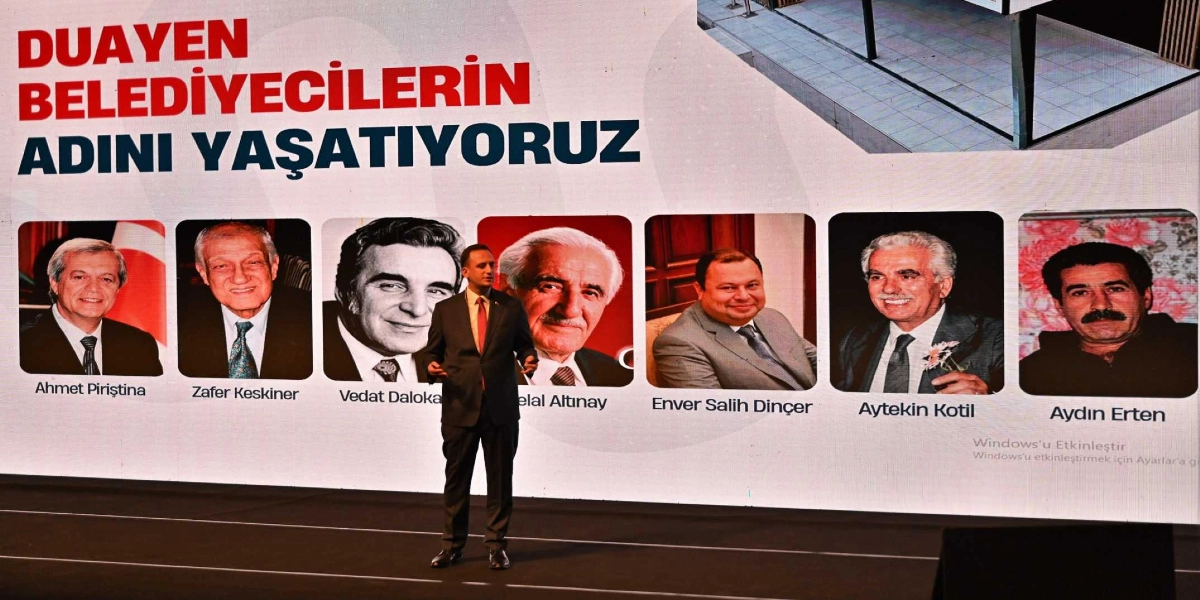 Sahne üzerinde, arkasında 