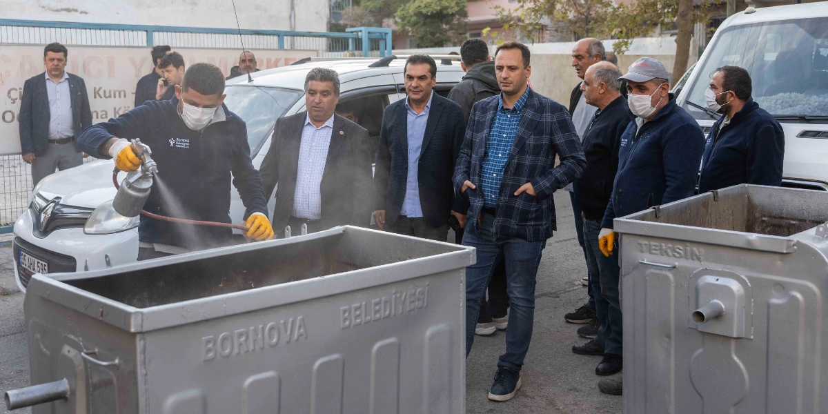 Bornova Belediyesi personeli, üzerinde 