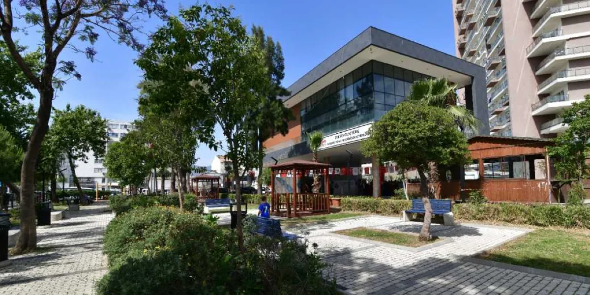 Modern mimariye sahip, cam cepheli ve üzerinde 