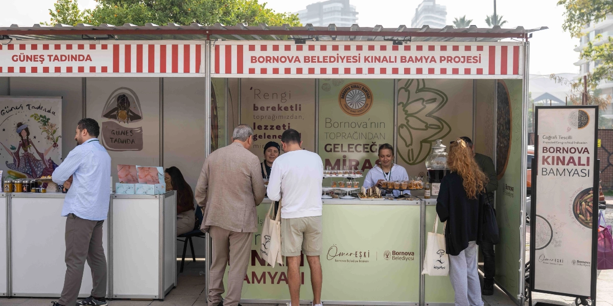 Bornova Belediyesi'nin Gastrofest etkinliğindeki standında, üzerinde 