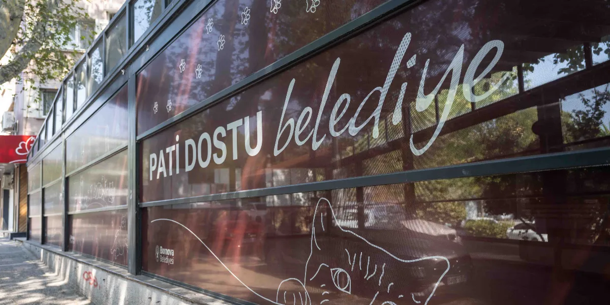 Bornova Belediyesi'ne ait bir binanın dış cephesinde, üzerinde beyaz harflerle 