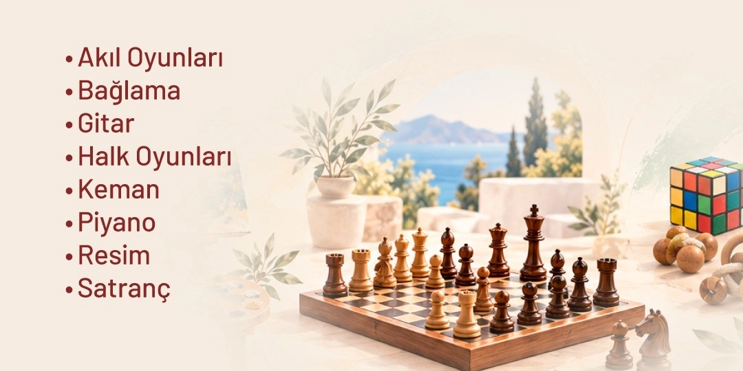 Krem rengi arka plan üzerinde, sol tarafta alt alta sıralanmış kurs isimleri yer almaktadır: Akıl Oyunları, Bağlama, Gitar, Halk Oyunları, Keman, Piyano, Resim ve Satranç. Sağ tarafta ise ahşap bir satranç takımı, bir Rubik küpü ve dekoratif bir saksı bitkisi bulunur; arka planda ise deniz ve doğa manzaralı bir pencere görünümü vardır.