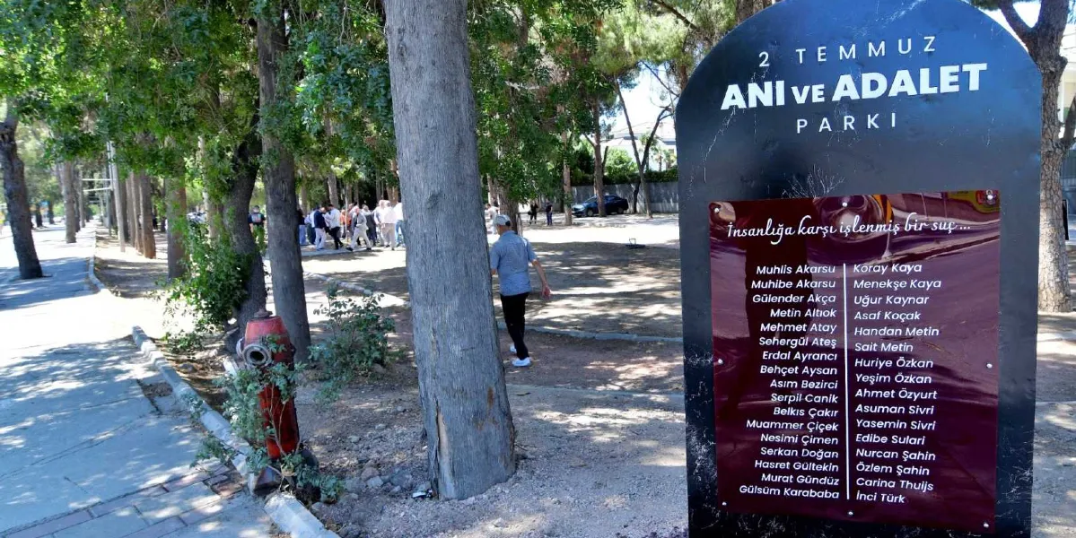 Bornova'da bulunan 2 Temmuz Anı ve Adalet Parkı'nın girişindeki siyah tabelada, Sivas Katliamı'nda hayatını kaybedenlerin isimleri ve 