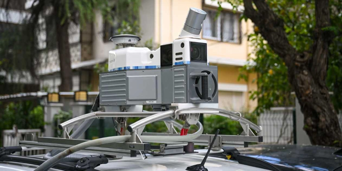 Bir otomobilin tavanına monte edilmiş, üzerinde çok sayıda kamera, sensör ve lazer tarayıcı bulunan gelişmiş bir haritalama ve veri toplama cihazı. Cihaz, metal bir taşıyıcı sistem üzerine yerleştirilmiş olup, dış mekanlarda 360 derece görüntüleme ve çevresel analiz yapabilen teknik donanımlara sahiptir.