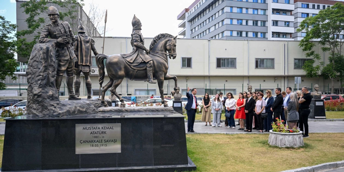 Bornova'da bir parkta bulunan, üzerinde 