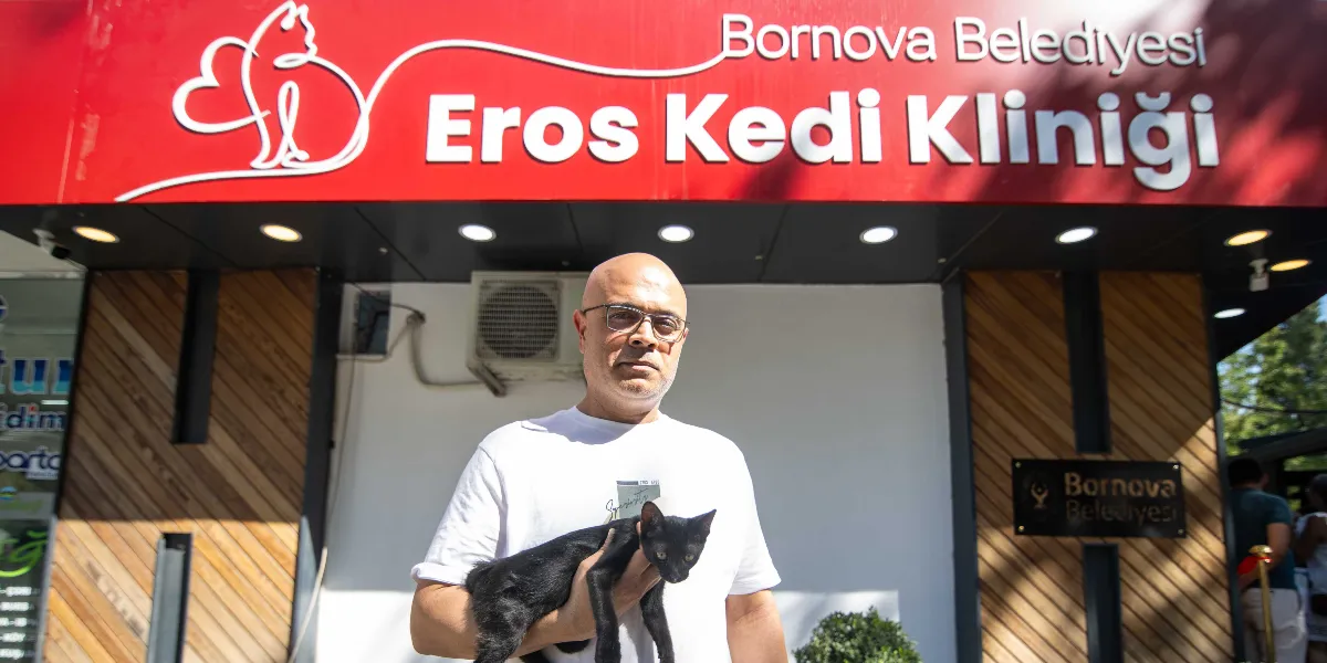 Gözlüklü, kel bir adam, üzerinde 