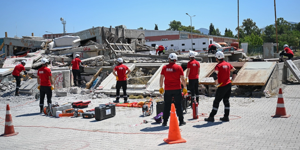 Üzerlerinde kırmızı 
