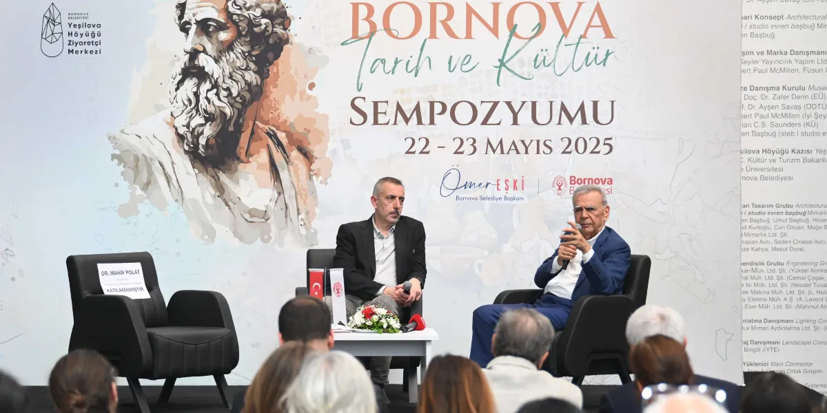 Bornova Tarih ve Kültür Sempozyumu sahnesinde, üzerinde 