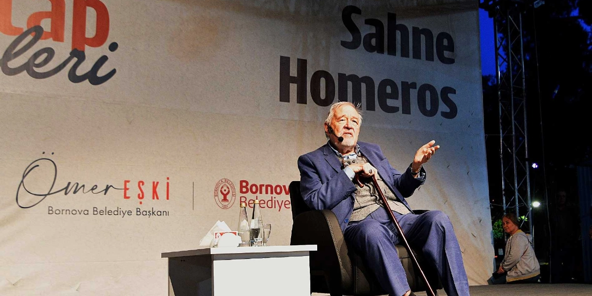 İlber Ortaylı, Bornova Belediyesi tarafından düzenlenen bir etkinlikte, üzerinde 