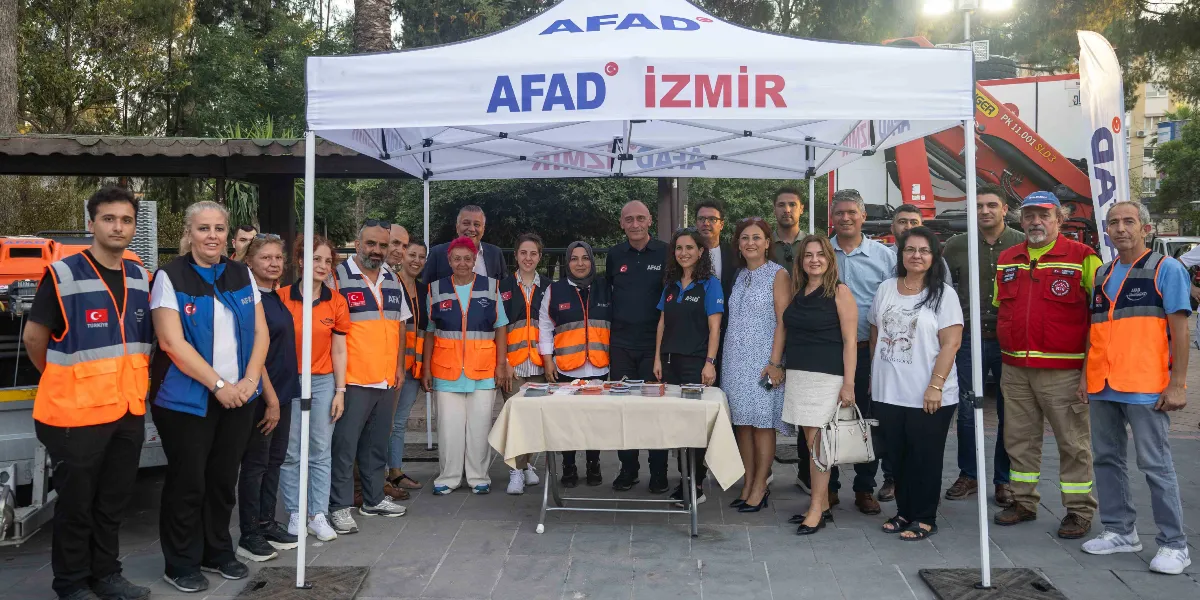 Bornova'da düzenlenen afet bilinci buluşmasında, üzerinde 